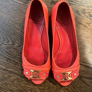 Sz 7.5 Tory Burch coral peep toe wedges